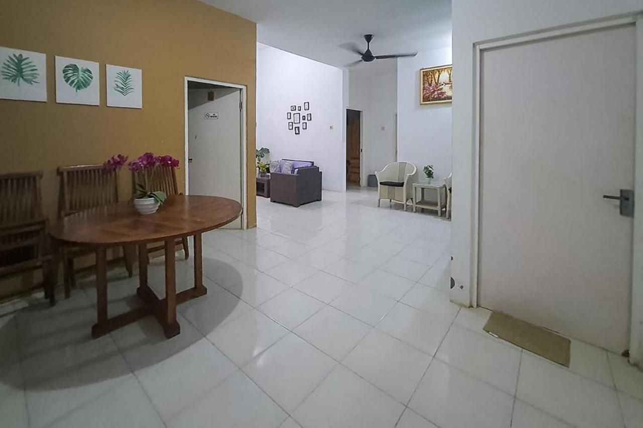 Syafa Homestay Syariah Mitra Reddoorz Tuban  Exterior foto