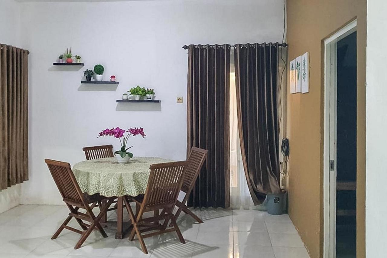 Syafa Homestay Syariah Mitra Reddoorz Tuban  Exterior foto