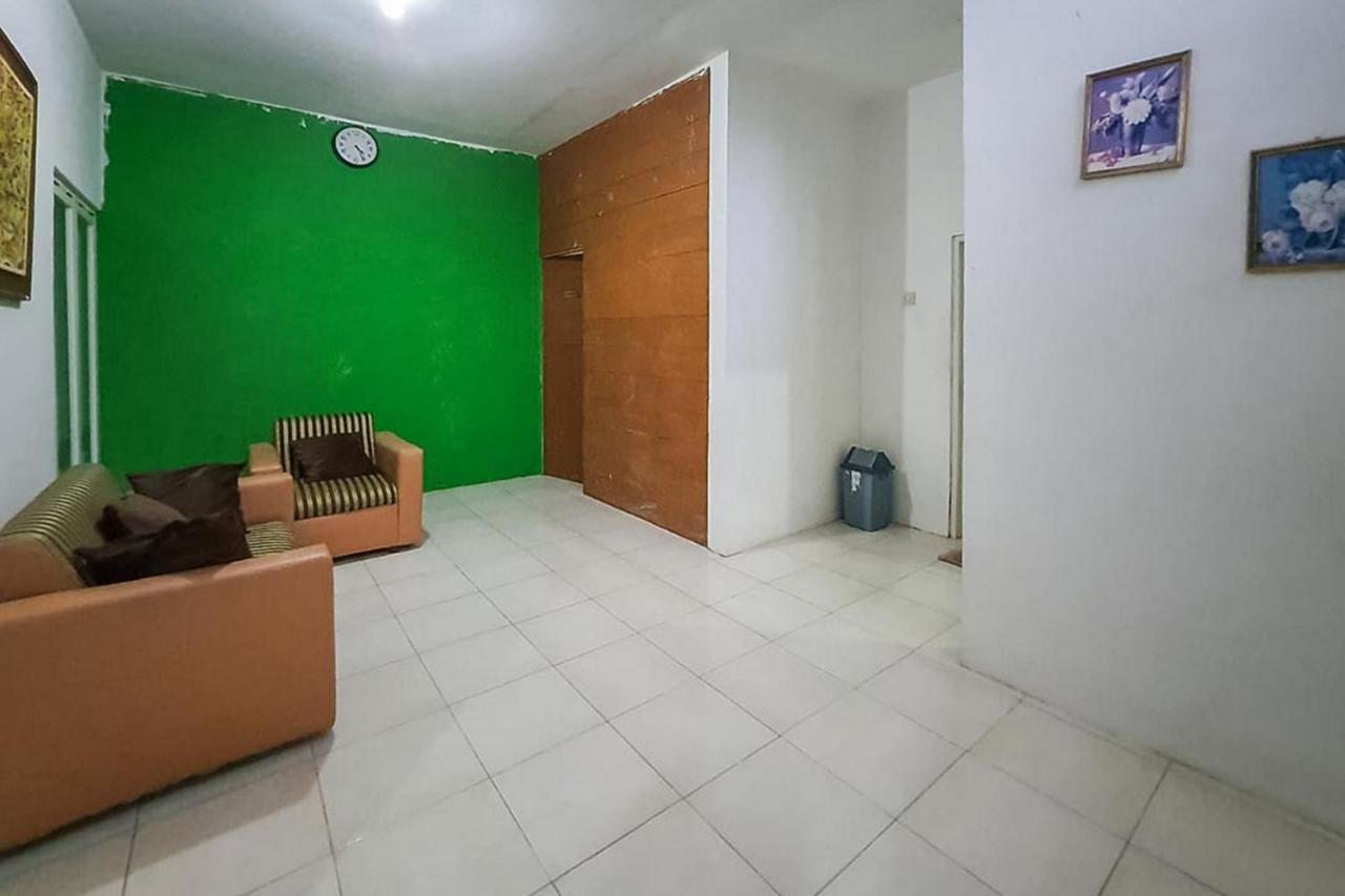 Syafa Homestay Syariah Mitra Reddoorz Tuban  Exterior foto