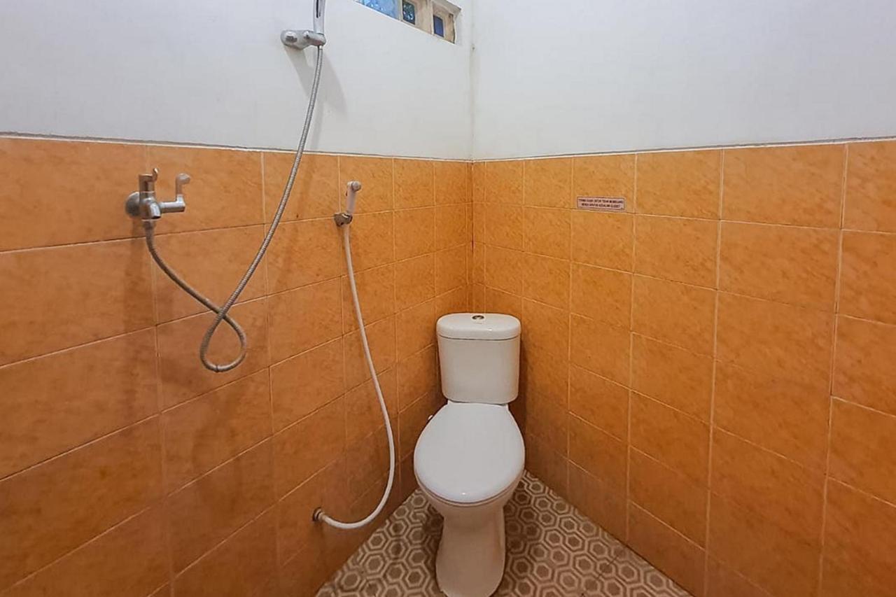 Syafa Homestay Syariah Mitra Reddoorz Tuban  Exterior foto